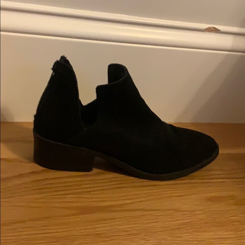 STEVE MADDEN OPEN SIDE BOOTIES!
